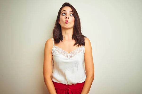 Mulher Bonita Nova Vestindo Shirt Sobre Fundo Isolado Branco Fazendo — Fotografia de Stock