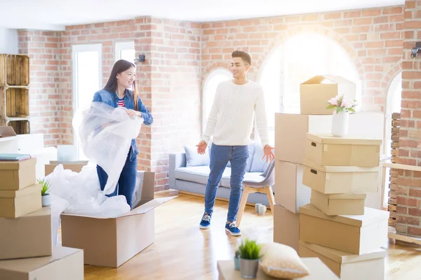 Glückliches Paar Zieht Neue Wohnung — Stockfoto