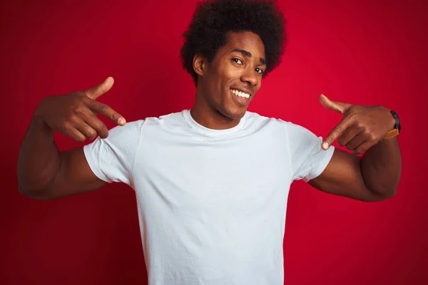 Ung Amerikansk Man Med Afro Hår Bär Vit Shirt Stående — Stockfoto