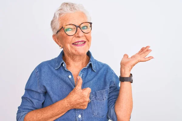 Senior Mulher Cabelos Grisalhos Vestindo Camisa Jeans Óculos Sobre Fundo — Fotografia de Stock