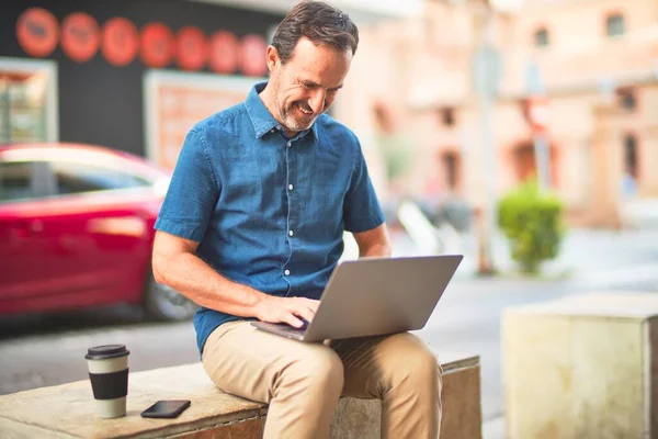 Gutaussehender Geschäftsmann Mittleren Alters Mit Laptop Der Auf Der Straße — Stockfoto