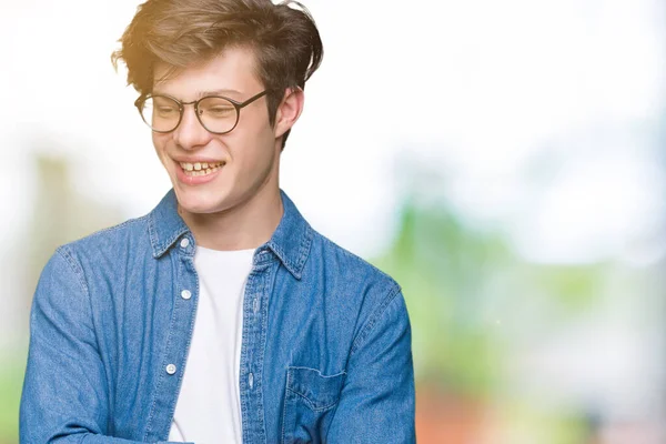 Ein Junger Gutaussehender Mann Mit Brille Vor Isoliertem Hintergrund Lächelt — Stockfoto