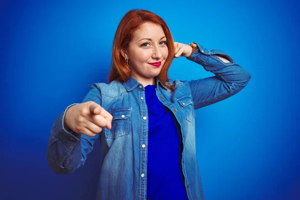 Giovane Bella Rossa Donna Indossa Camicia Jeans Piedi Sopra Sfondo — Foto Stock