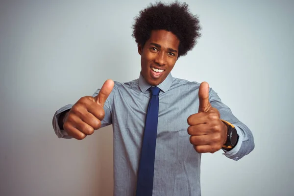 アフロヘアのアメリカのビジネスマンは シャツを着て 手で積極的なジェスチャーを行うことを承認隔離された白い背景の上にネクタイ 親指を笑顔と成功のために幸せ 勝者のジェスチャー — ストック写真