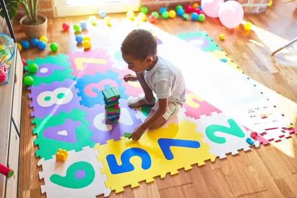 Hermoso Niño Afroamericano Jugando Con Bloques Madera Torre Construcción Sonriendo —  Fotos de Stock