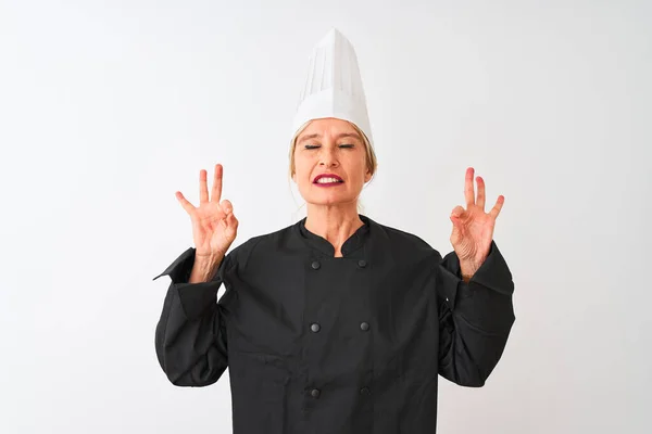 Mujer Chef Mediana Edad Vistiendo Uniforme Sombrero Pie Sobre Fondo —  Fotos de Stock