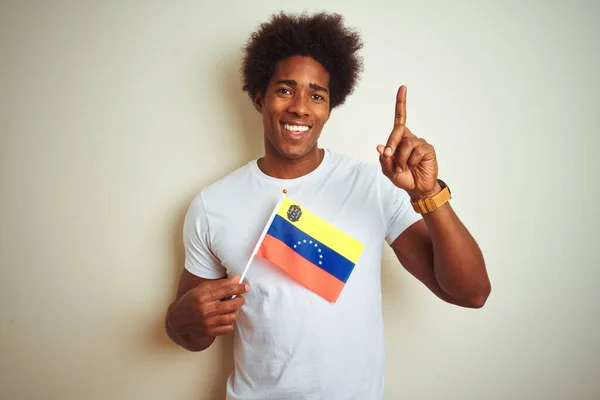Αφρο Αμερικάνος Που Κρατά Σημαία Της Βενεζουέλας Στέκεται Πάνω Από — Φωτογραφία Αρχείου