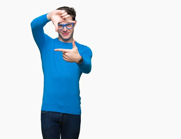 Joven Hombre Guapo Con Gafas Azules Sobre Fondo Aislado Sonriendo —  Fotos de Stock