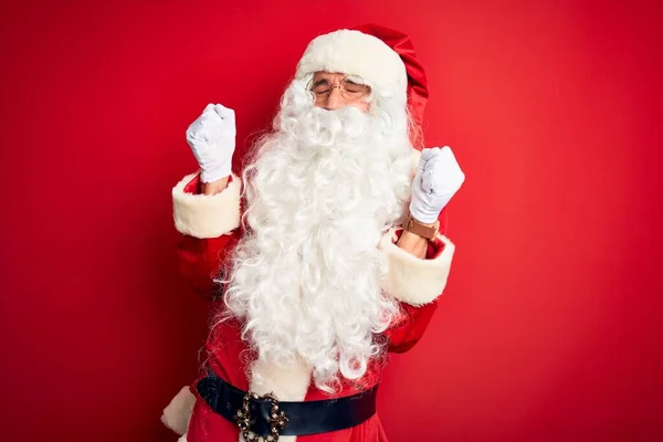 Pohledný Muž Středního Věku Kostýmu Santa Stojí Nad Izolovaným Červeným — Stock fotografie