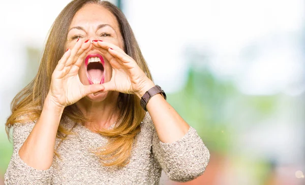 Moda kazak ağzına sesle elleriyle kızgın bağırarak giyen güzel orta yaş kadın