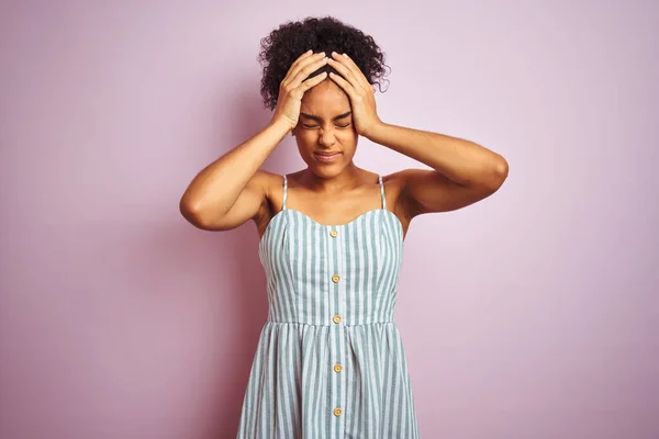 身穿休闲装的非裔美国妇女站在孤立的粉色背景之上 由于疼痛和偏头痛而感到绝望和压力 手放在头上 — 图库照片