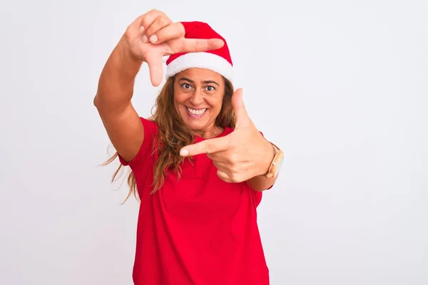 Middelbare Leeftijd Volwassen Vrouw Dragen Kerstmuts Geïsoleerde Achtergrond Glimlachend Maken — Stockfoto