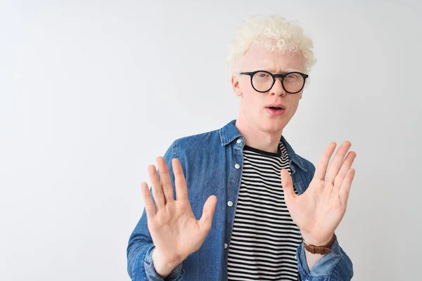 Mladý Blonďatý Albín Džínové Košili Brýlích Izolovaném Bílém Pozadí Uhýbá — Stock fotografie