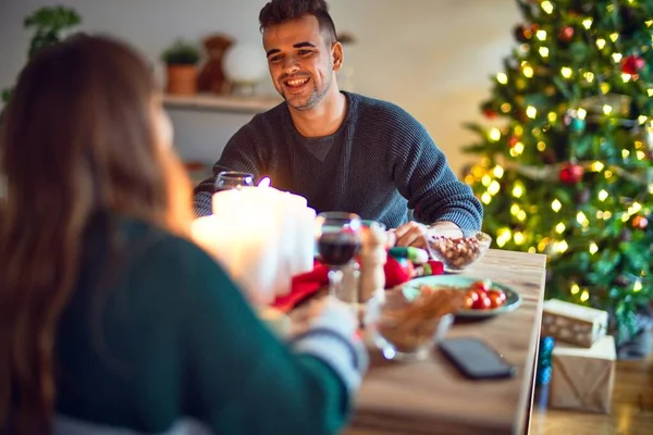 Junges Schönes Paar Das Glücklich Und Zuversichtlich Lächelt Essen Weihnachten — Stockfoto