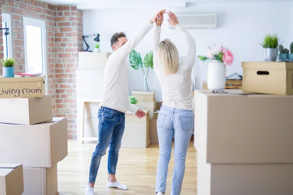 Unga Vackra Par Dansar Nya Hem Runt Pappkartonger — Stockfoto