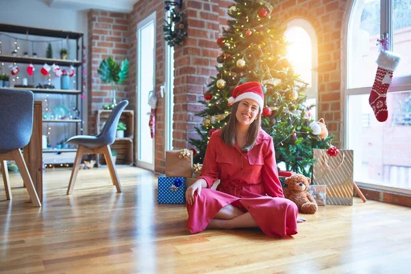 크리스마스 바닥에 클로스 모자를 미소를 아름다운 — 스톡 사진