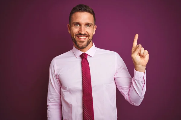 Joven Hombre Negocios Con Camisa Elegante Corbata Sobre Fondo Aislado —  Fotos de Stock