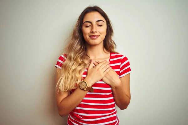 Jovem Mulher Bonita Vestindo Listras Vermelhas Camiseta Sobre Fundo Isolado — Fotografia de Stock