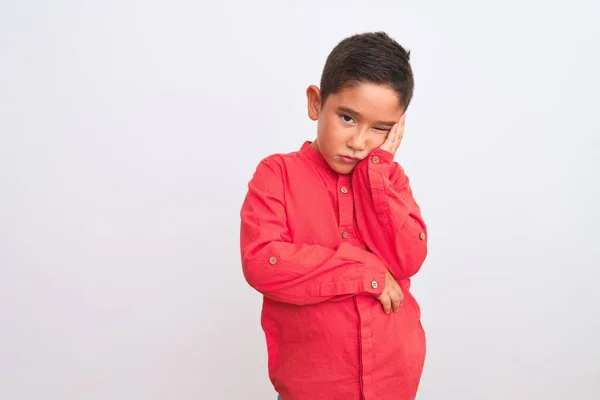 Zarif Kırmızı Gömlek Giyen Güzel Bir Çocuk Soyutlanmış Beyaz Arka — Stok fotoğraf