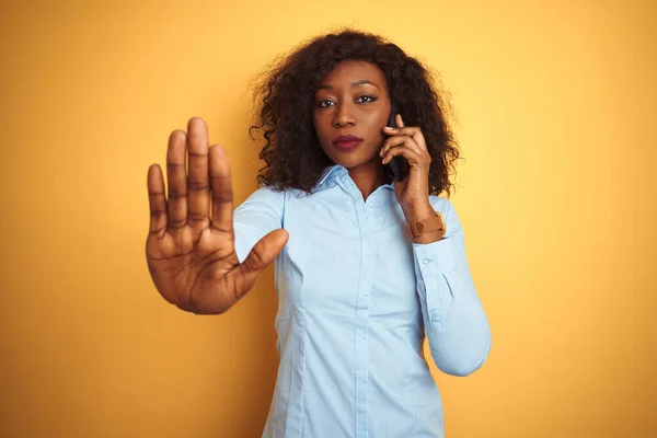 Ung Afrikansk Amerikansk Kvinna Talar Smartphone Över Isolerad Gul Bakgrund — Stockfoto