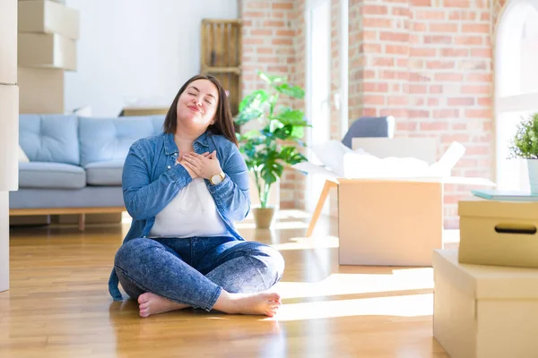 Jonge Size Vrouw Zit Vloer Rond Kartonnen Dozen Verhuizen Naar — Stockfoto