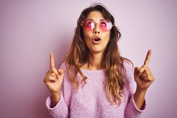 Jovem Bela Mulher Vestindo Moda Óculos Sol Sobre Rosa Isolado — Fotografia de Stock