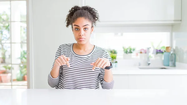 Hermosa Mujer Afroamericana Con Cabello Afro Usando Suéter Rayas Casual — Foto de Stock