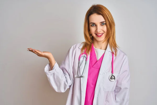 Ruiva Branca Médica Mulher Vestindo Estetoscópio Rosa Sobre Fundo Isolado — Fotografia de Stock