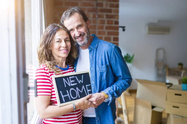 Casal Sênior Meia Idade Mudando Para Uma Nova Casa Sorrindo — Fotografia de Stock