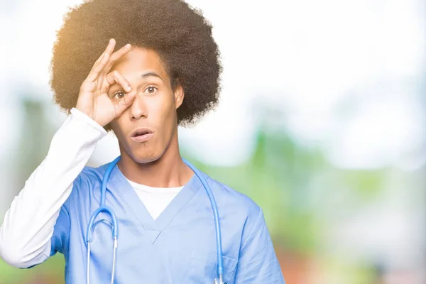 Joven Afroamericano Médico Hombre Con Pelo Afro Haciendo Buen Gesto — Foto de Stock