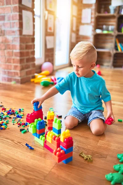 Junge Kaukasische Kinder Spielen Kindergarten Mit Spielzeugklötzen Vorschulkind Freut Sich — Stockfoto