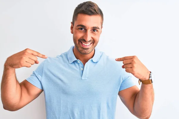 Ung Stilig Elegant Man Bär Blå Shirt Över Isolerad Bakgrund — Stockfoto