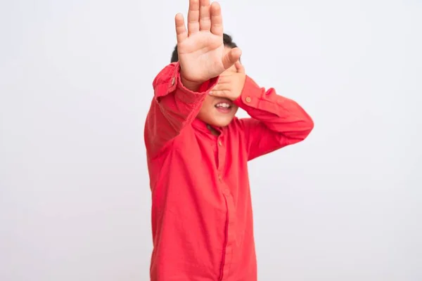 Красивый Мальчик Элегантной Красной Рубашке Стоящей Изолированном Белом Фоне Закрывая — стоковое фото