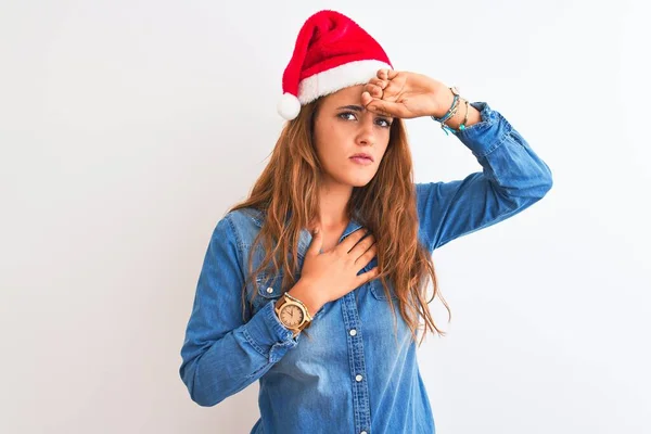Молодая Красивая Рыжая Женщина Рождественской Шляпе Изолированном Фоне Касается Лба — стоковое фото