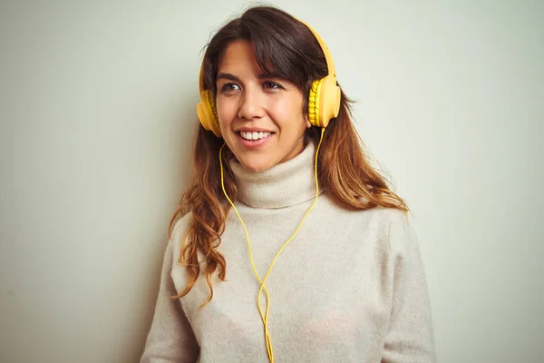 Mujer Hermosa Joven Escuchando Música Usando Auriculares Sobre Fondo Blanco — Foto de Stock