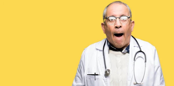 Stilig Senior Doctor Man Bär Medical Coat Chock Ansikte Ser — Stockfoto