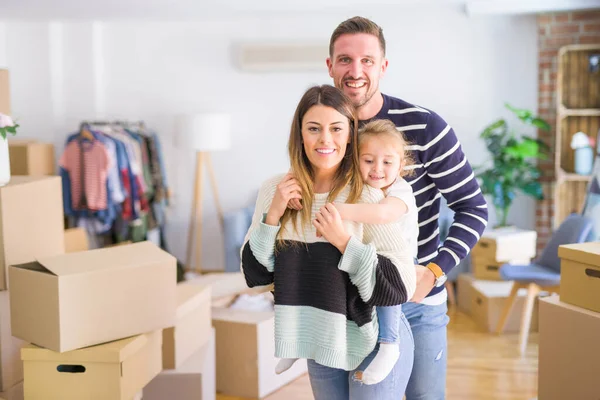 Hermosa Familia Con Niño Pie Nuevo Hogar Alrededor Cajas Cartón — Foto de Stock