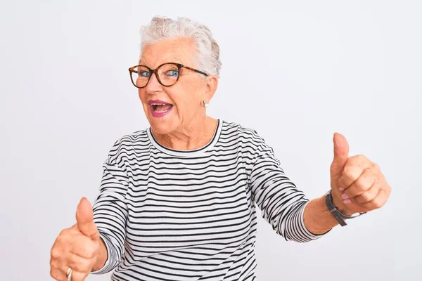 Старшая Седовласая Женщина Полосатых Очках Белом Фоне Одобряющих Позитивный Жест — стоковое фото