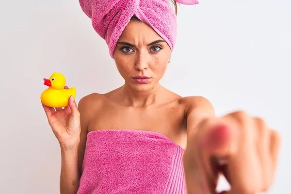 Jovem Mulher Bonita Usando Toalha Chuveiro Segurando Pato Sobre Fundo — Fotografia de Stock