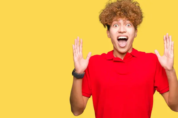 Homem Bonito Jovem Com Cabelo Afro Vestindo Camiseta Vermelha Comemorando — Fotografia de Stock