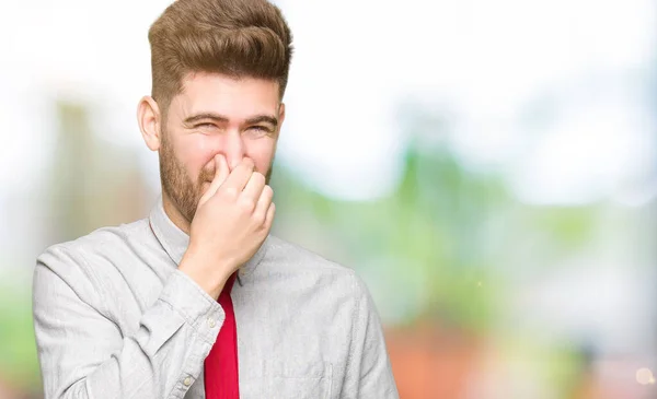 Junger Gutaussehender Geschäftsmann Der Etwas Stinkendes Und Ekelhaften Unerträglichen Geruch — Stockfoto