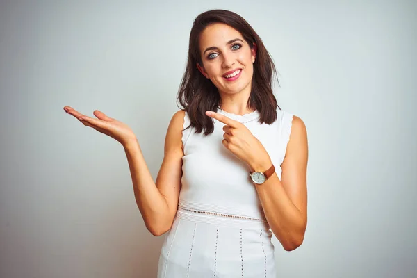 Junge Schöne Frau Kleid Vor Weißem Isolierten Hintergrund Stehend Erstaunt — Stockfoto