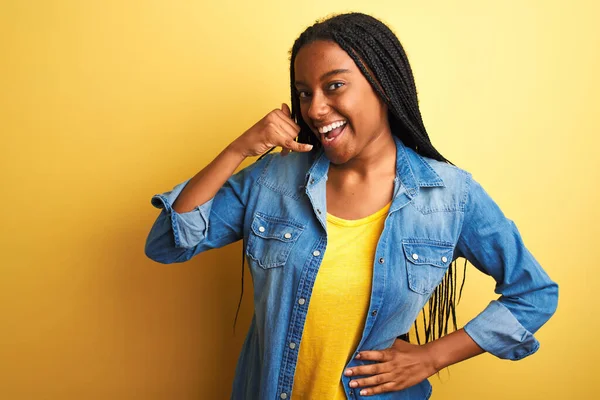 Jonge Afro Amerikaanse Vrouw Met Denim Shirt Geïsoleerde Gele Achtergrond — Stockfoto