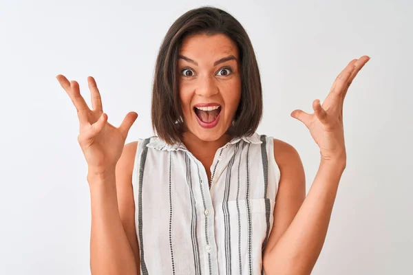 Joven Hermosa Mujer Con Camisa Rayas Casuales Pie Sobre Fondo — Foto de Stock