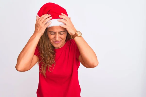 Μεσήλικη Ώριμη Γυναίκα Που Φοράει Χριστουγεννιάτικο Καπέλο Πάνω Απομονωμένο Φόντο — Φωτογραφία Αρχείου
