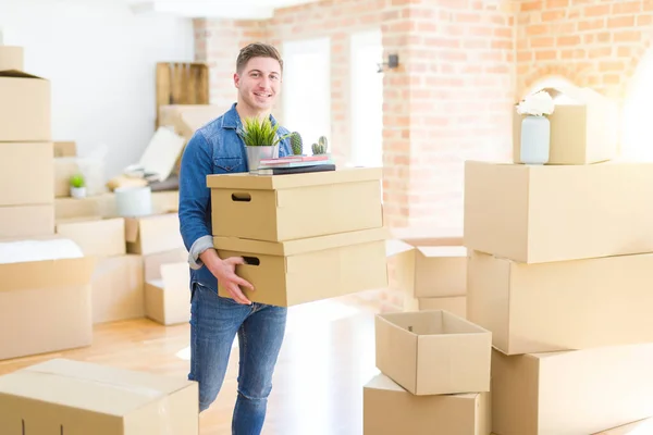 Beau Jeune Homme Souriant Heureux Déménager Dans Une Nouvelle Maison — Photo