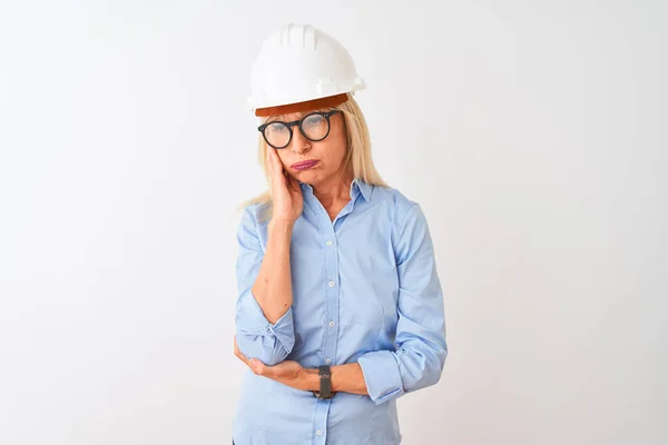 Middelbare Leeftijd Architect Vrouw Dragen Bril Helm Geïsoleerde Witte Achtergrond — Stockfoto