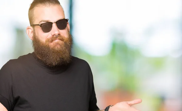 Homem Jovem Hipster Vestindo Óculos Sol Expressão Indolor Confuso Com — Fotografia de Stock