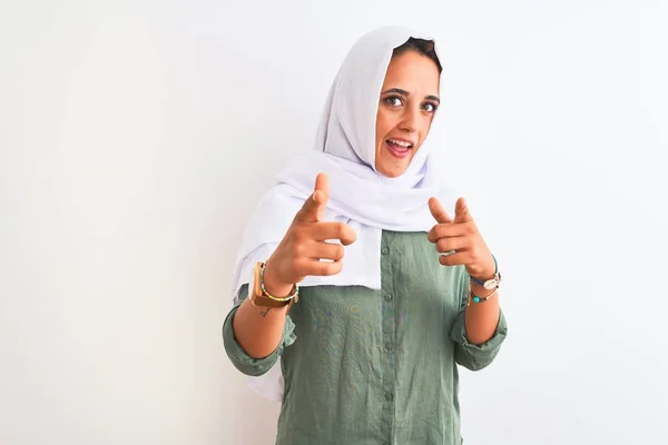 伝統的なイスラム教徒のヒジャーブを身に着けている若い美しいアラブの女性は 幸せと面白い顔を持つカメラに指を指している 良いエネルギーと振動 — ストック写真