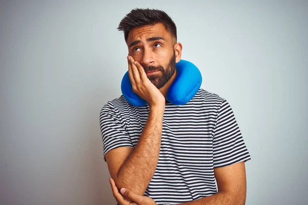 Joven Turista Indio Viaje Con Almohada Cuello Sobre Fondo Blanco — Foto de Stock